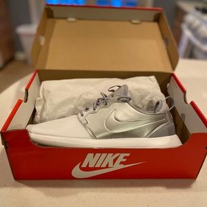 Nike Men’s Roshe Two New